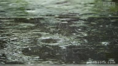下<strong>雨</strong>青石板水滴石穿实拍空镜头
