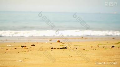 海浪拍到沙滩上