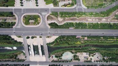 俯拍城市大道绿化植物交通车辆