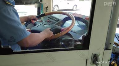 公交车司机掌握方向盘实拍