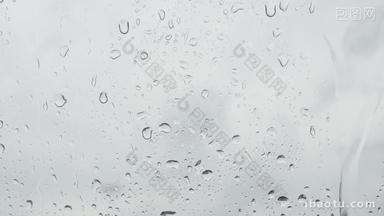 阴天下雨打落在玻璃窗的雨珠雨水