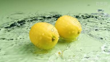 慢动作水花中的柠檬
