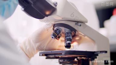 科研人员操作显微镜