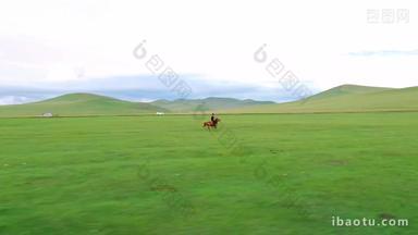 牧民在草原上策马奔腾航拍