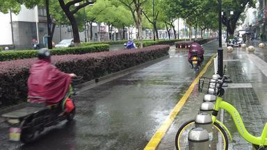城市下雨<strong>雨季</strong>实拍交通
