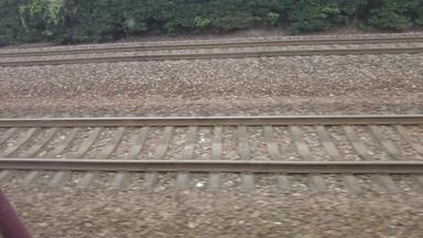 火车行驶铁轨轨道旅途风景实拍