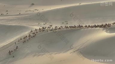 4k鸣沙山航拍骑骆驼行走