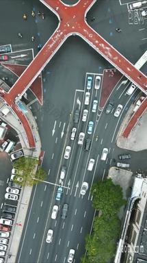 俯拍城市十字交叉路口人行天桥竖屏航拍
