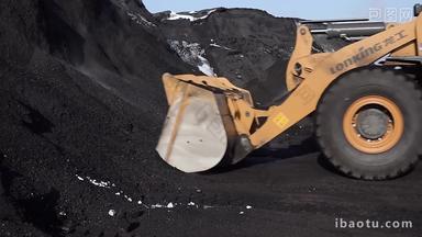 储煤铲车<strong>冬季</strong>取暖煤场转运煤炭