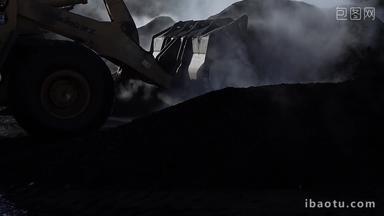 储煤铲车<strong>冬季</strong>取暖煤场转运煤炭