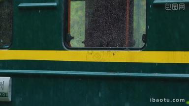 春天雨季雨滴绿皮火车
