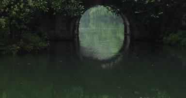 春天杭州西湖<strong>园林</strong>桥洞雨景