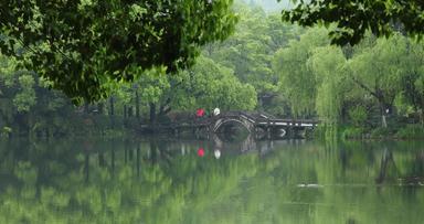 春天<strong>杭州</strong>西湖园林桥洞雨景