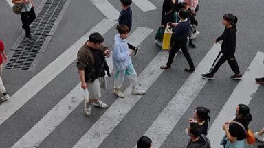 城市路口斑马线行人过马路