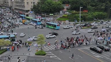 城市路口斑马线行人过马路