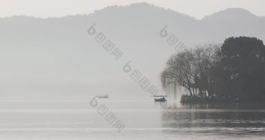 冬季<strong>西湖</strong>清晨湖面晨雾空镜