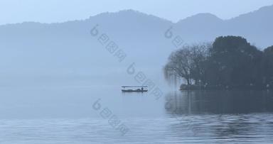 冬季西湖清晨湖面晨雾空镜