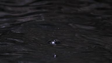 泉水溪水水流水滴滴落升格空镜