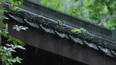 江南雨季中式<strong>园林</strong>屋檐雨滴空镜