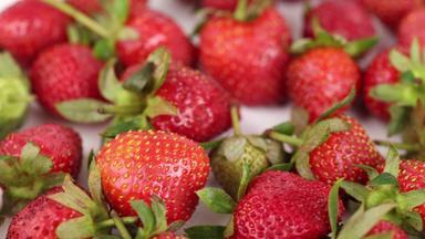 新鲜草莓水果实拍4k