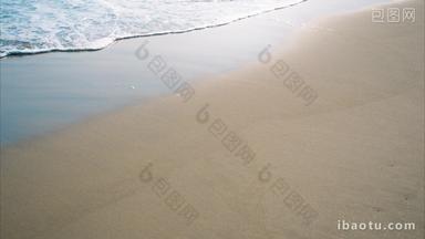 阳光海浪拍打在沙滩上特写