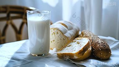 摆放着<strong>牛奶</strong>和面包的早餐