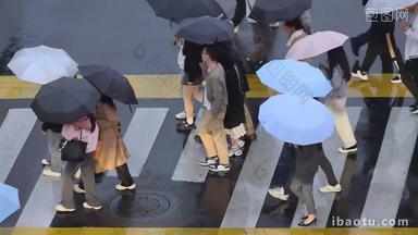 雨天繁华街道路口行人过马路