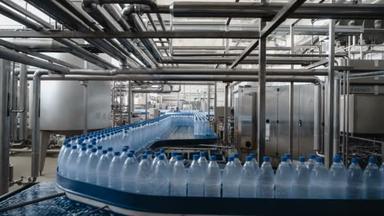 水灌装线-水灌装设备加工、 装纯<strong>矿泉水瓶</strong>成蓝色的瓶子.