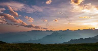 一天晚上相隔时间从上阿尔卑斯山的高处。七彩的晚霞，山峰和雾中下面的山谷，云彩，设置月亮和自转的恒星.