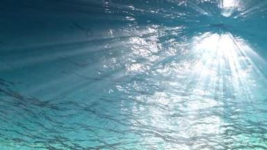 光线通过海浪从水下循环动画的方式, 通过高品质的光线照射。很受欢迎的海洋背景。无缝环路 4k uhd 定义