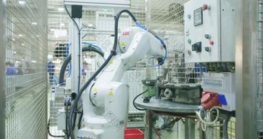 在生产线上工作的机器人