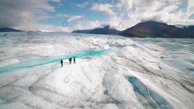 阿拉斯加山上美丽的蓝色冰川的空中视频.