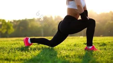 运动的黑发在白色顶部黑色紧身裤和粉红色运动鞋在阳光下伸展肌肉和准备训练在野外的新鲜空气中的森林背景.