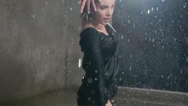 一个年轻的白种女孩在<strong>工作室</strong>的雨下, 赤脚在水中表演现代舞。情感<strong>舞蹈</strong>。湿芭蕾舞演员在室内的雨中跳舞与演播室光