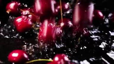 新鲜的樱桃落在水上的黑色背景和反弹的表面, 慢动作