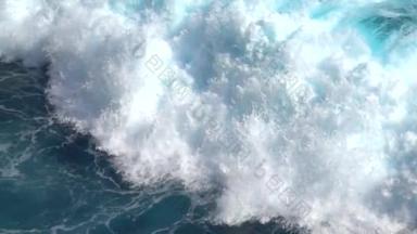 慢动作, 关闭: 巨大的湍流泡沫海浪打破。完美的桶波滚动后, 岸边和飞溅。大强力膨胀波粉碎岩石礁喷海 waterdrops