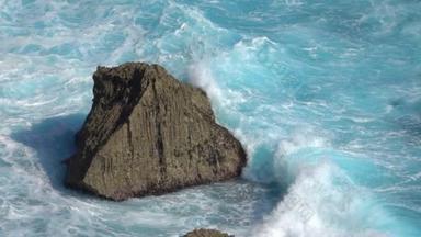 慢动作关闭: 湍流泡沫海浪打破尖锐的岩石礁。汹涌的桶波击中岸边<strong>飞溅</strong>浅滩。强大的冲浪打破撞击岩石喷洒水滴