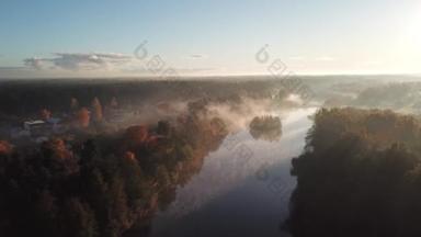 早晨烟雾在水 Ulbroka 湖空中无人机顶部查看 4k Uhd 视频拉脱维亚
