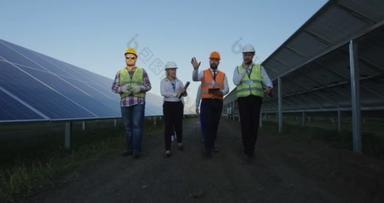 在太阳能农场散步的电气工人