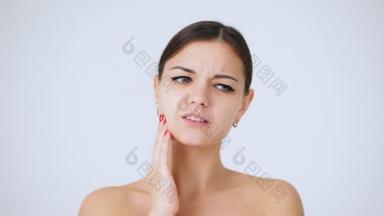 皱眉妇女有<strong>口腔问题</strong>和牙痛或蛀牙的特写镜头
