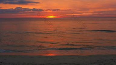 令人惊叹的红色日落在卡伦海滩帕布克<strong>大风</strong>暴普吉岛