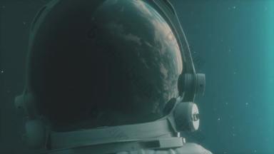 一个孤独的宇航员在太空轨道上观察行星地球, 行星地球在太空服头盔中反射。用于空间、行星地球和其他科学项目的<strong>电影</strong>4k 镜头