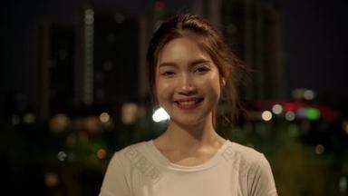 晚上, 在市中心的大街上旅行时, 快乐美丽的年轻亚洲女人对着镜头微笑着感到快乐。生活方式<strong>旅游旅游度假</strong>的概念。看着相机的肖像.