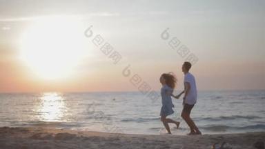 情侣们在海边的沙滩上手拉手