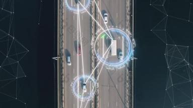 4k 鸟图自驾游自动驾驶仪汽车在高速公路上行驶, 有技术跟踪, 显示速度和谁在控制汽车。视觉效果剪辑拍摄.