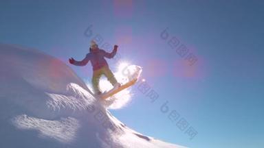 慢动作关闭: 极端滑雪板骑粉和做粉轮, 在阳光下的山区喷洒雪。滑雪板有乐趣滑雪板在新鲜的雪背道而驰