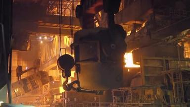 将熨斗倒入<strong>转换器</strong>的过程。冶金厂的钢铁生产.
