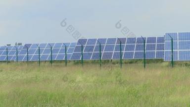 <strong>光伏电站</strong>，带有电池面板，在大风天对草场产生绿色能量。太阳能公园。来自发电和发电厂的光伏模块的生态电力。用于可再生能源的太阳能电池。电厂替代电源