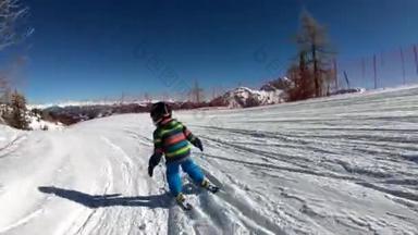 滑雪的小男孩5岁的儿童在阿尔卑斯度假胜地享受寒假。稳定素材。慢动作.