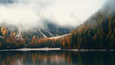 意大利白云石，风景如画的高山景观，雾蒙蒙的湖山